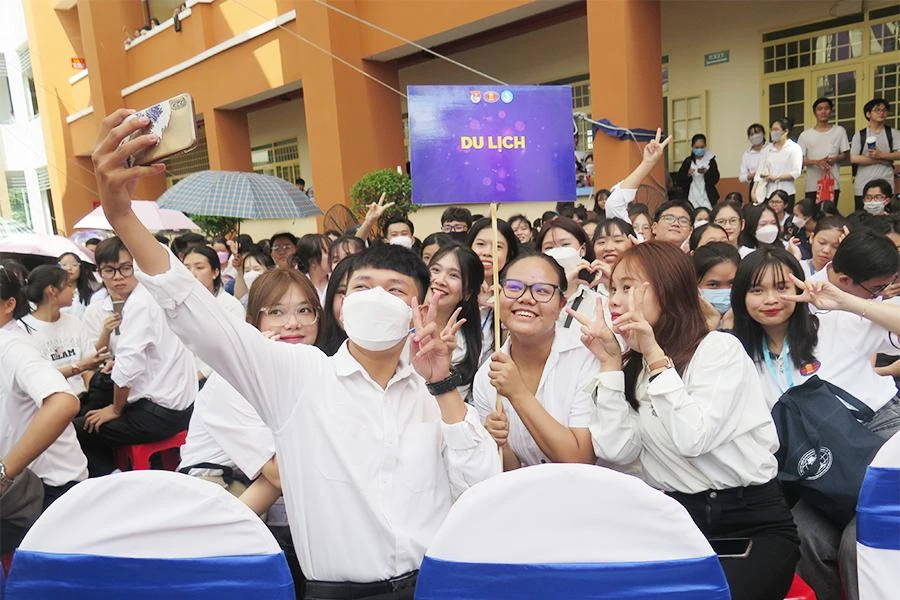 Sinh viên Trường ĐH KHXH&amp;NV (ĐH Quốc gia TP.HCM) hào hứng trong ngày khai giảng năm học mới 2022-2023. Ảnh: P.ANH