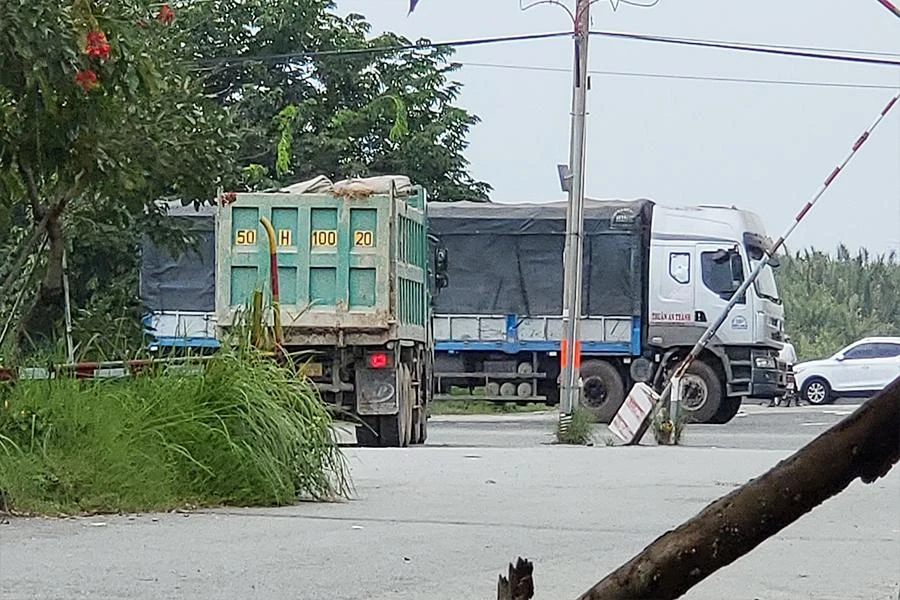 Xe ben 50H-100.20 có thùng cao bất thường trên đường vào một công trình ở đường vành đai 2. Ảnh: T.SANG