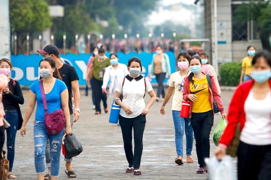 Công nhân trong Khu công nghiệp Bình Tân giờ tan ca. Ảnh: NGUYỆT NHI Công nhân trong Khu công nghiệp Bình Tân giờ tan ca. Ảnh: NGUYỆT NHI