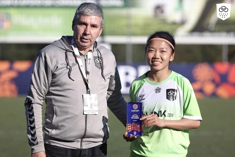 Huỳnh Như nhận giải Cầu thủ xuất sắc nhất. Ảnh: LANK Huỳnh Như nhận giải Cầu thủ xuất sắc nhất. Ảnh: LANK