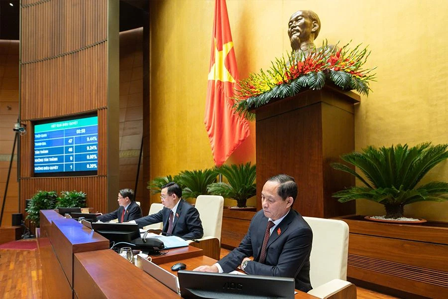 các đại biểu Quốc hội bấm nút, biểu quyết thông qua Nghị quyết về kế hoạch phát triển kinh tế - xã hội năm 2023