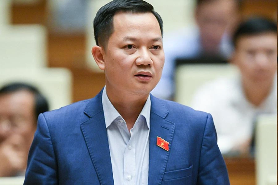 Trong khi đại biểu Trịnh Xuân An (Đồng Nai) đề nghị bỏ Quỹ bình ổn giá xăng dầu thì bộ trưởng Bộ Tài chính cho hay là các bộ, ngành đề nghị nên giữ. Ảnh: P.THẮNG