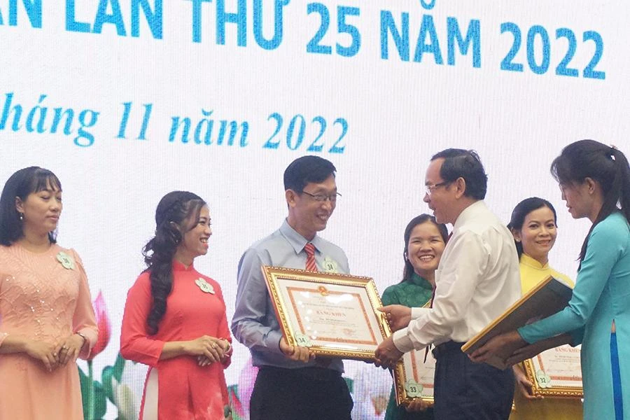 Bí thư Thành ủy TP.HCM Nguyễn Văn Nên tặng bằng khen cho giáo viên đạt giải thưởng Võ Trường Toản lần thứ 25. Ảnh: N.QUYÊN