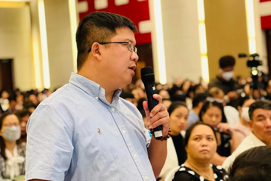 Đại diện doanh nghiệp nêu bức xúc về chuyện hoàn thuế tại đối thoại về chính sách và thủ tục thuế, hải quan 2022. Ảnh: CHÂN LUẬN