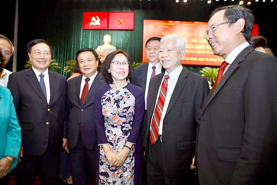 Phó Thủ tướng thường trực Chính phủ Phạm Bình Minh (ngoài cùng bên trái), Bí thư Thành ủy TP.HCM Nguyễn Văn Nên (ngoài cùng bên phải) cùng các đại biểu tham dự hội thảo. Ảnh: NGUYỆT NHI