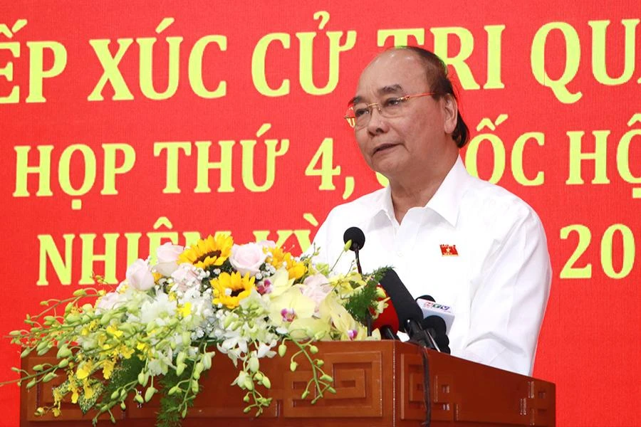 Chủ tịch nước Nguyễn Xuân Phúc trả lời các kiến nghị của cử tri quận 10, TP.HCM tại buổi tiếp xúc. Ảnh: NGUYỄN YÊN