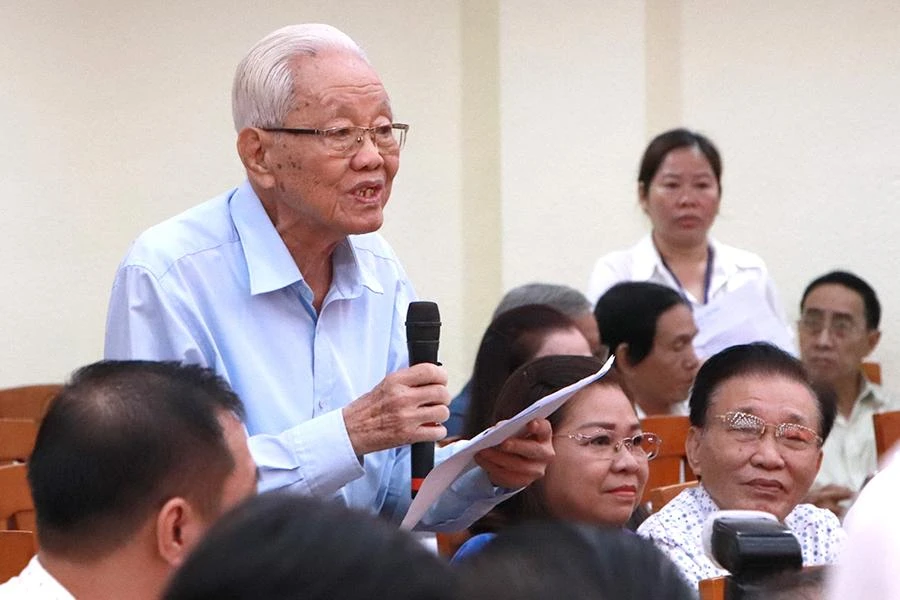 Cử tri Đinh Văn Huệ (phường 15, quận 10) nêu ý kiến tại buổi tiếp xúc. Ảnh: NGUYỄN YÊN