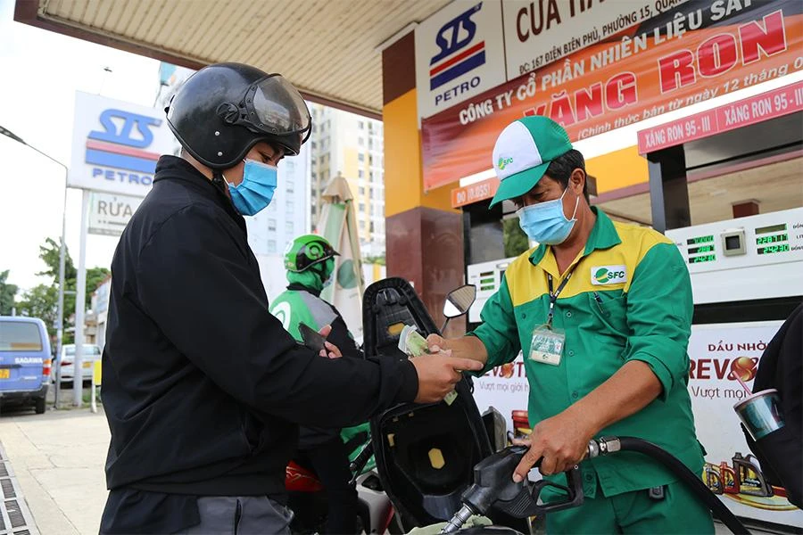 Nếu tới đây thuế bảo vệ môi trường tăng kịch khung sẽ đẩy giá mặt hàng xăng dầu tăng mạnh. Ảnh: HOÀNG GIANG
