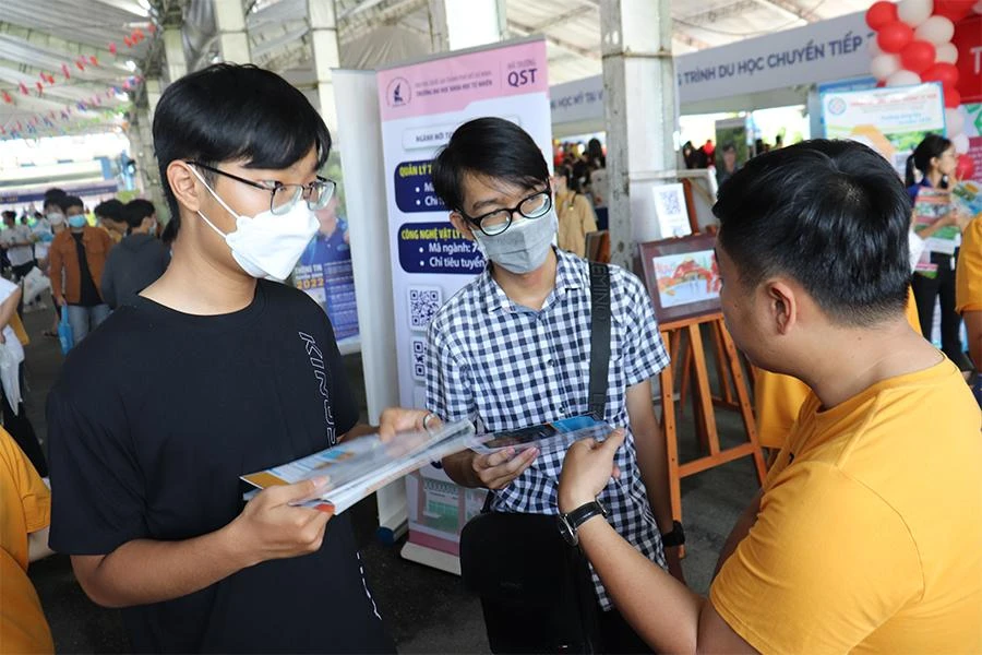 Tư vấn tuyển sinh đại học cho học sinh tại một ngày hội hướng nghiệp ở TP.HCM. Ảnh: CTV Tư vấn tuyển sinh đại học cho học sinh tại một ngày hội hướng nghiệp ở TP.HCM. Ảnh: CTV