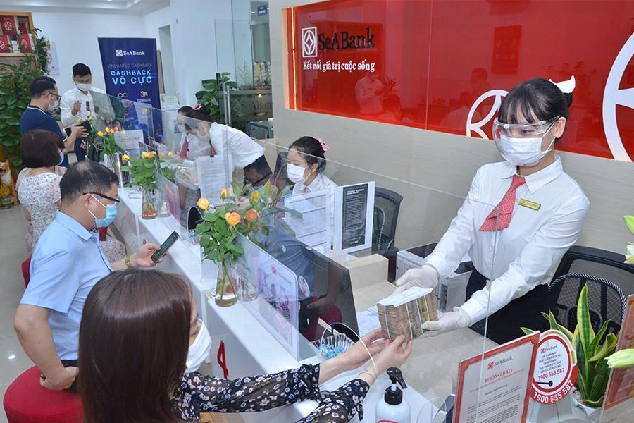 Vay vốn ngân hàng được xem là một trong những kênh huy động khả quan đối với doanh nghiệp. Ảnh minh họa: P.MINH