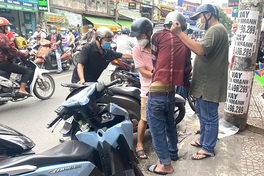 Tiếp nhận thông tin từ báo Pháp Luật TP.HCM, ngày 15-11, các trinh sát Công an quận Bình Thạnh đã bắt giữ Trần Quang Khải - người đã bán methadone. Ảnh: TÂN - YÊN