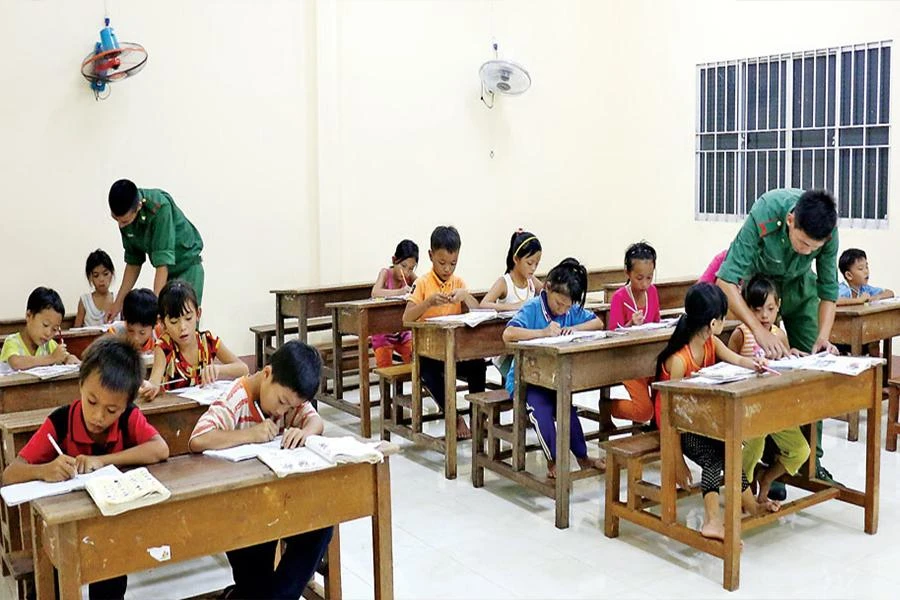 Các chiến sĩ Đồn biên phòng Tuyên Bình lên lớp giảng dạy các em tại lớp học tình thương. Ảnh: CTV