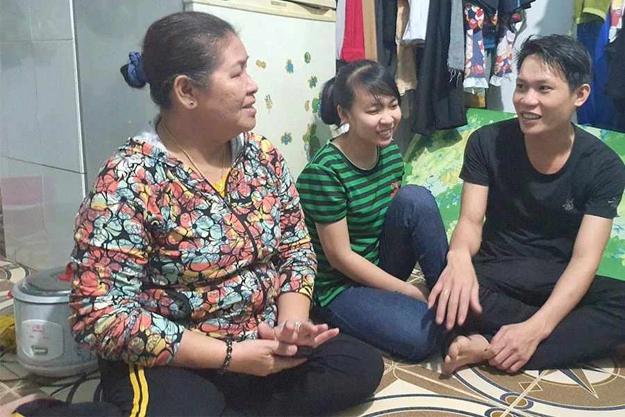 Bà Lê Thị Nguyệt (chủ nhà trọ, bên trái) giảm 50% tiền phòng trọ cho công nhân. Ảnh: LÊ ÁNH
