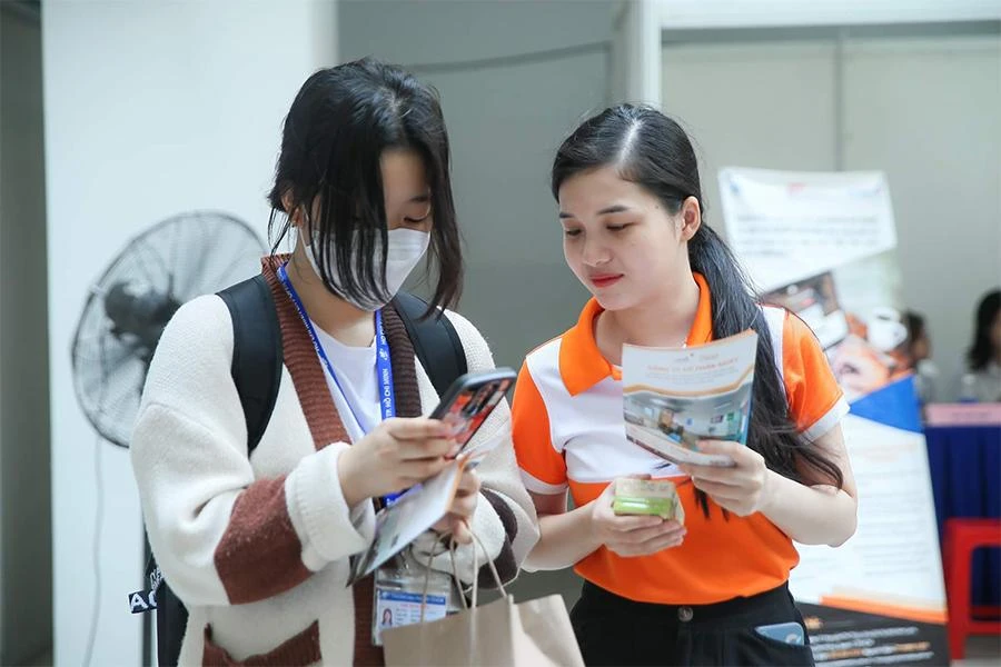 Sinh viên Trường ĐH Mở TP.HCM tìm hiểu và ứng tuyển các việc làm bán thời gian ngay tại trường. Ảnh: LÊ MỸ