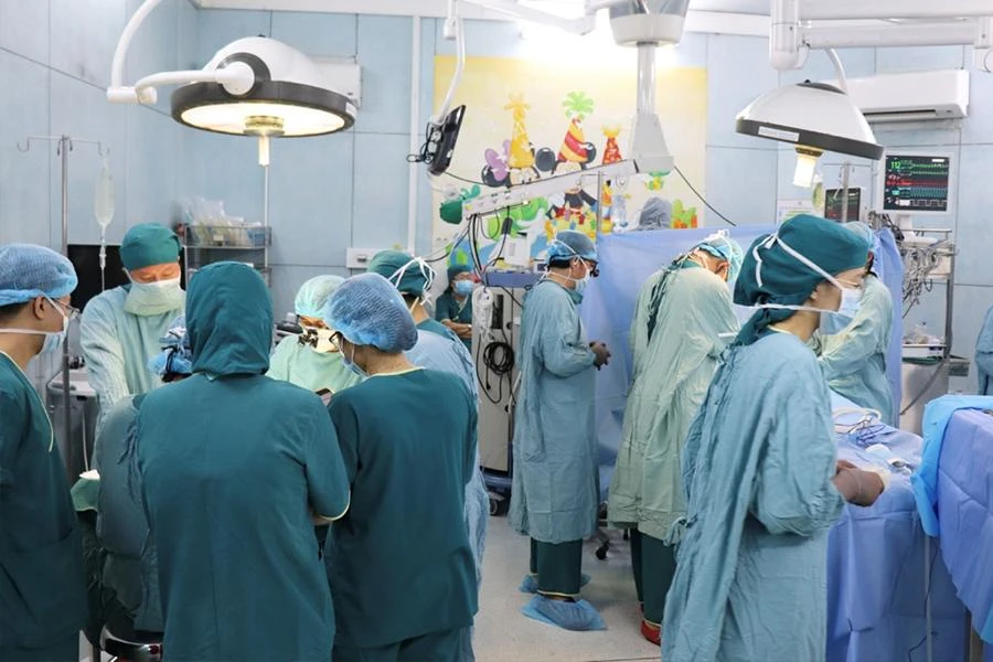 Ca ghép thận từ người hiến chết não không cùng huyết thống cho một bệnh nhi vào tháng 8-2022. Ảnh: SYT