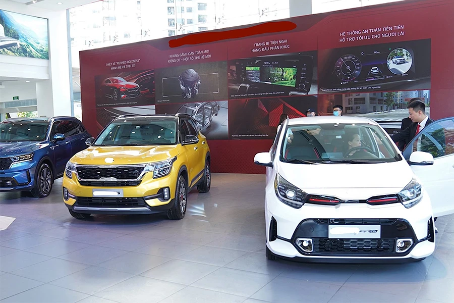 Lãi suất tăng, cộng với khó tiếp cận gói vay mua xe trả góp đã khiến lượng khách tại các đại lý kinh doanh ô tô giảm sút. Ảnh: QH Lãi suất tăng, cộng với khó tiếp cận gói vay mua xe trả góp đã khiến lượng khách tại các đại lý kinh doanh ô tô giảm sút. Ảnh: QH