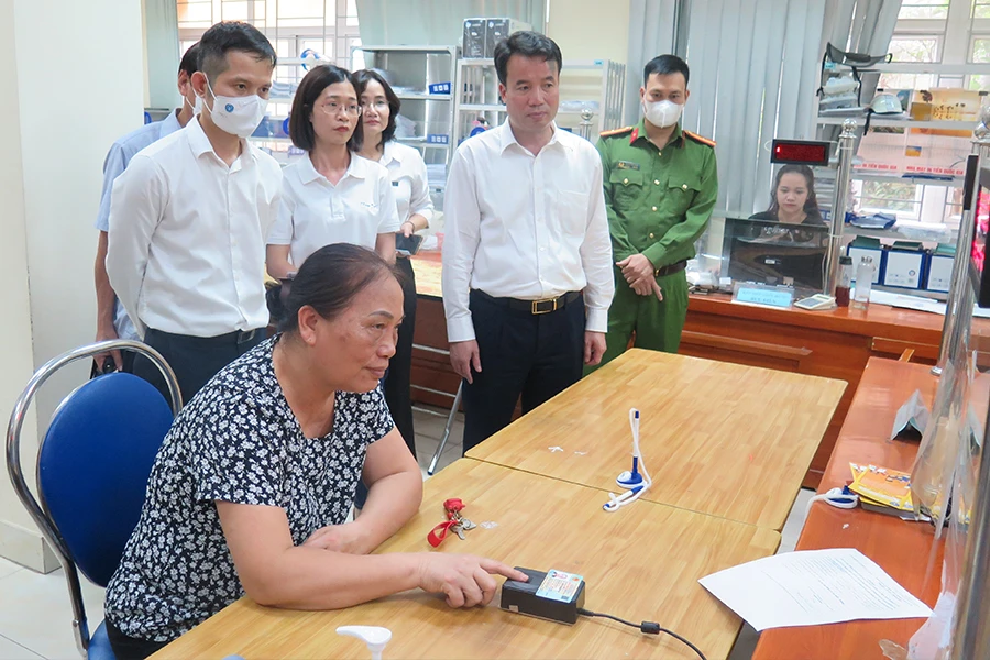 Người dân đang thực hiện các thủ tục trên cổng dịch vụ công. Ảnh: V.LONG