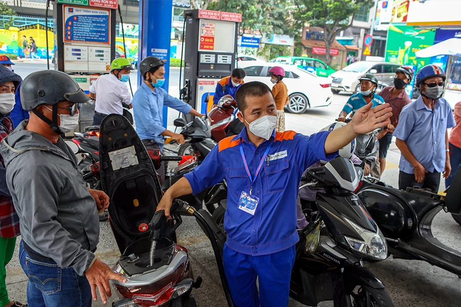 Thị trường xăng dầu thời gian qua bất ổn do điều hành, quản lý thiếu thống nhất và kịp thời. Ảnh: NGUYỆT NHI