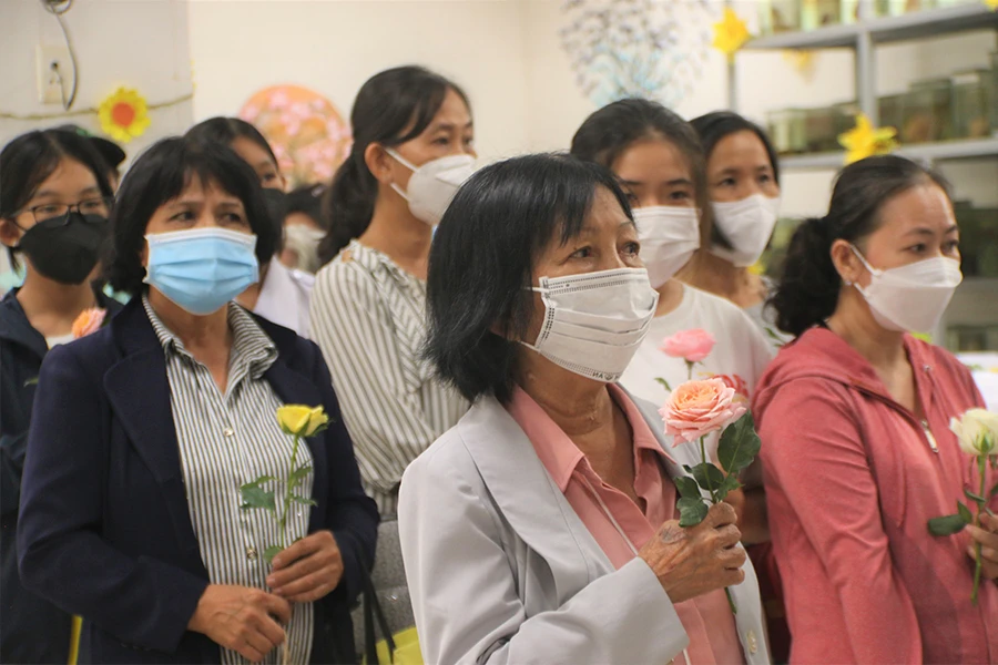 Bà Tăng Thị An Nhi cầm đóa hoa hồng để tri ân người em đã hiến xác cho khoa học. Ảnh: THẢO PHƯƠNG