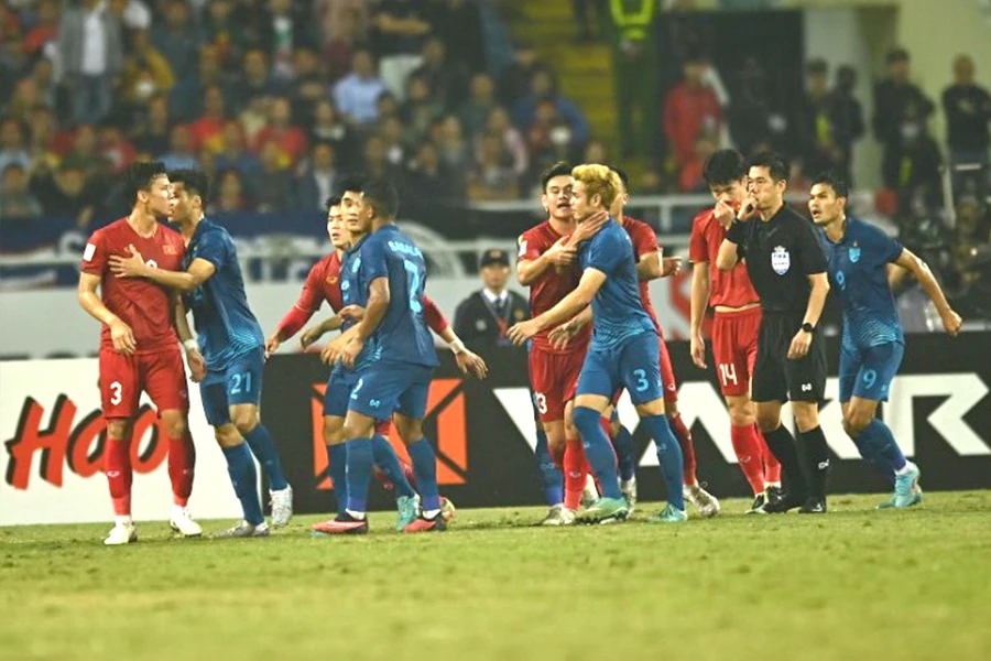 Coi chừng rơi vào bẫy của Thái Lan từ những tình huống đôi co và tranh cãi như thế này. Ảnh: HẢI THỊNH