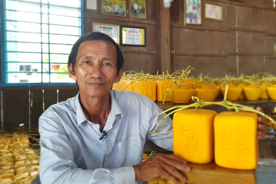 Ông Trần Văn Cưng cùng số dưa hấu hình vuông bắt mắt. Ảnh: HẢI DƯƠNG