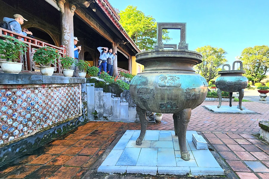 Vạc đồng thời Nguyễn trong Hoàng thành Huế. Ảnh: NGUYỄN DO