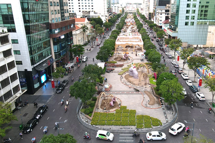 Đường hoa Nguyễn Huệ tết Quý Mão 2023 đang trong quá trình hoàn thiện. Ảnh: HOÀNG GIANG