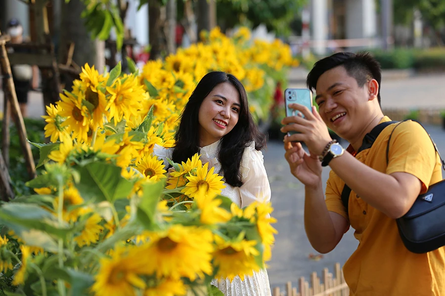 Người dân chụp ảnh tại Hội hoa xuân Phú Mỹ Hưng. Ảnh: HOÀNG GIANG