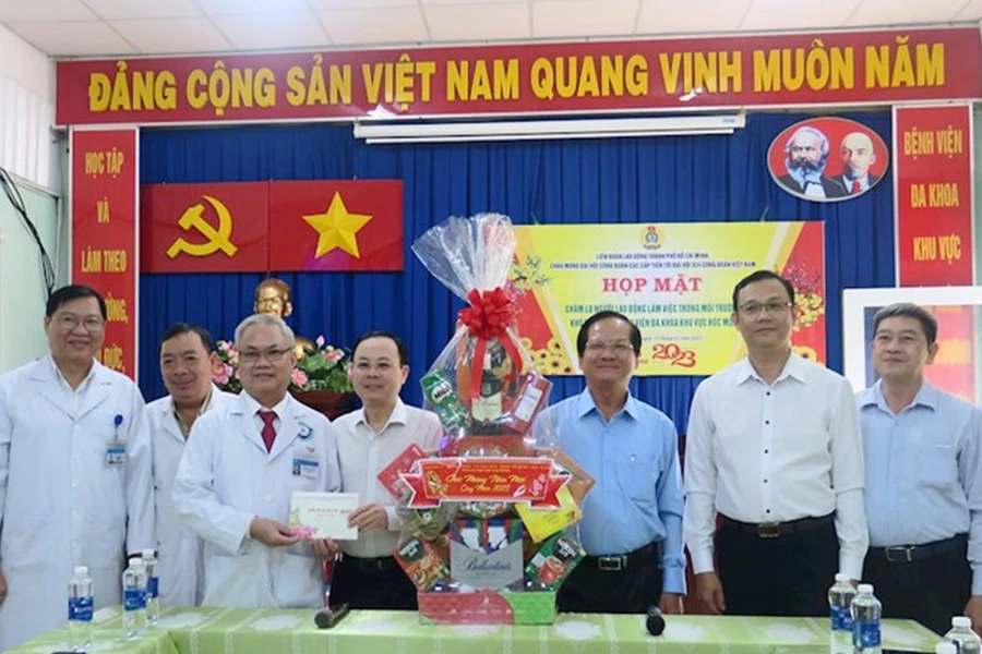 Phó Bí thư Thành ủy TP.HCM Nguyễn Văn Hiếu thăm, tặng quà, chúc tết tại BV đa khoa huyện Hóc Môn. Ảnh: Thanhuytphcm