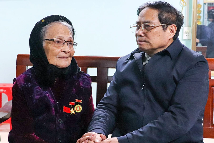 Thủ tướng Phạm Minh Chính thăm mẹ Việt Nam anh hùng Lâm Thị Mèn 89 tuổi, ở xã Quy Thuận, huyện Quảng Hòa, Cao Bằng. Ảnh: VGP