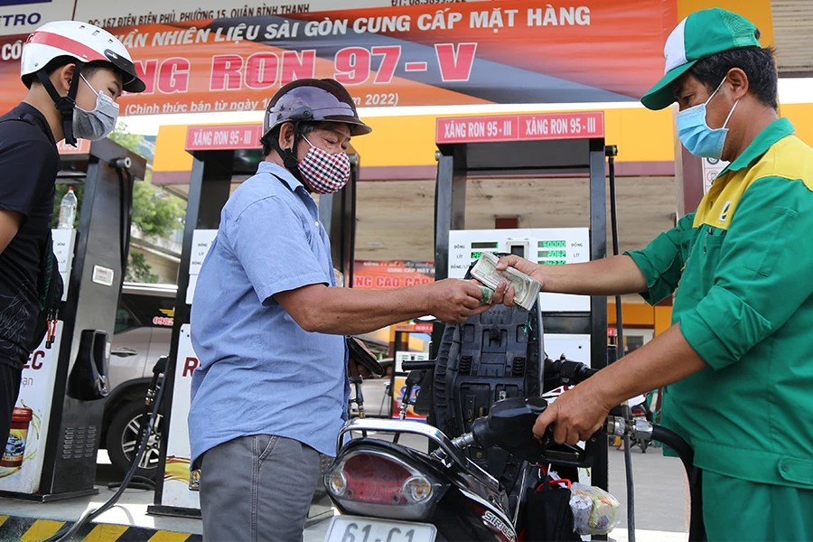Các đơn vị bán lẻ xăng dầu kỳ vọng có quy định mức chiết khấu cố định phù hợp để họ đủ khả năng hoạt động. Ảnh: HOÀNG GIANG