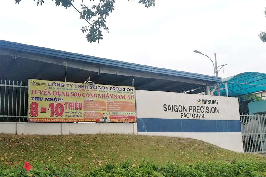 Công ty TNHH SaiGon Precision vẫn để bảng thông báo tuyển dụng từ trước tết nhưng đìu hiu người đến xem. Ảnh: P.ĐIỀN