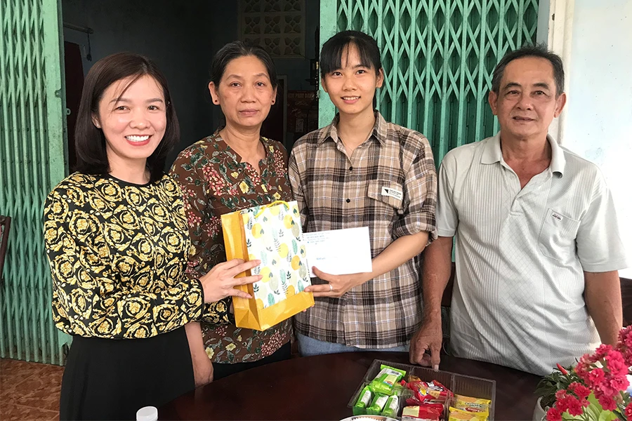 Hội Phụ nữ xã Xuân Thới Đông, huyện Hóc Môn đến thăm, động viên gia đình em Nguyễn Trang Hương Trúc trước ngày nhập ngũ. Ảnh: HT