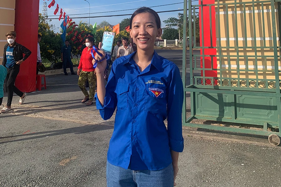 Em Huỳnh Trần Diễm Thúy hào hứng chuẩn bị lên đường nhập ngũ. Ảnh: HT