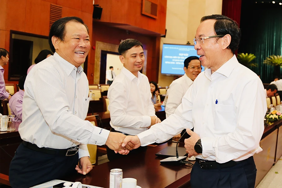 Bí thư Thành ủy TP.HCM Nguyễn Văn Nên trao đổi với các đại biểu tại hội nghị. Ảnh: HOÀNG GIANG