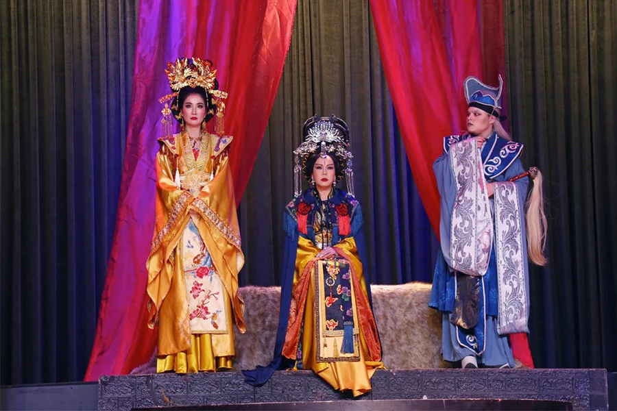 Nghệ sĩ Việt Hương trong vở Loạn thế chi vương. Ảnh: VĂN HÀ