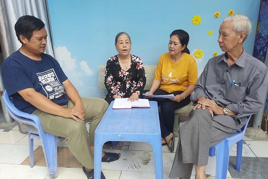 Bà Lê Thị Hạnh (thứ hai từ trái sang) đang trao đổi công tác vận động khám sức khỏe tiền hôn nhân. Ảnh: TRẦN NGỌC