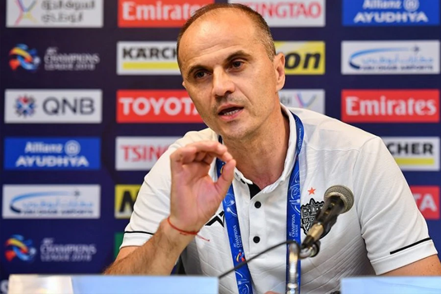 HLV Bozidar Bandovic mệt mỏi với mùa giải bị ngắt quãng hai lần và điều này không có lợi cho sự phát triển của cầu thủ và CLB. Ảnh: CTV