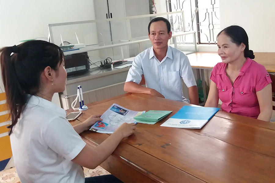 Nhân viên BHXH Việt Nam tuyên truyền người dân tham gia BHXH tự nguyện. Ảnh: V.LONG