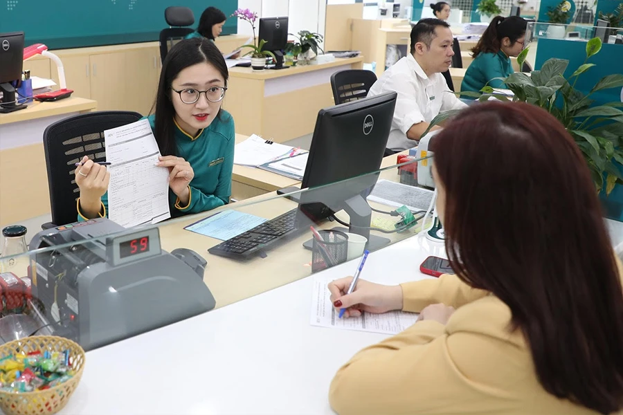 Ngân hàng Nhà nước liên tục yêu cầu các ngân hàng giảm lãi suất cho vay để giúp khách hàng vượt qua khó khăn. Ảnh: TL