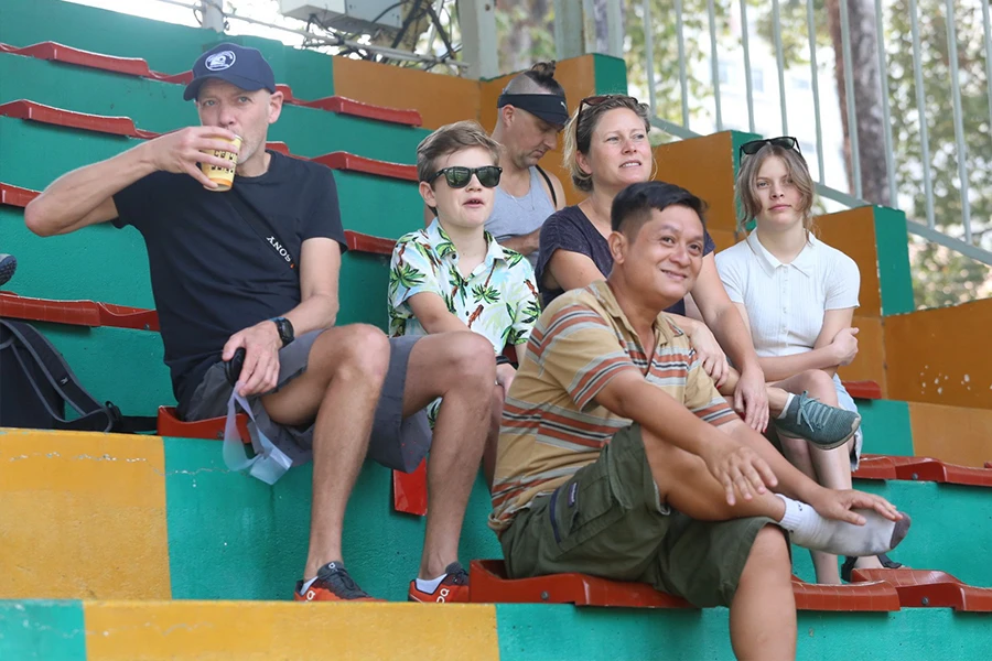 Tây đi cổ vũ…