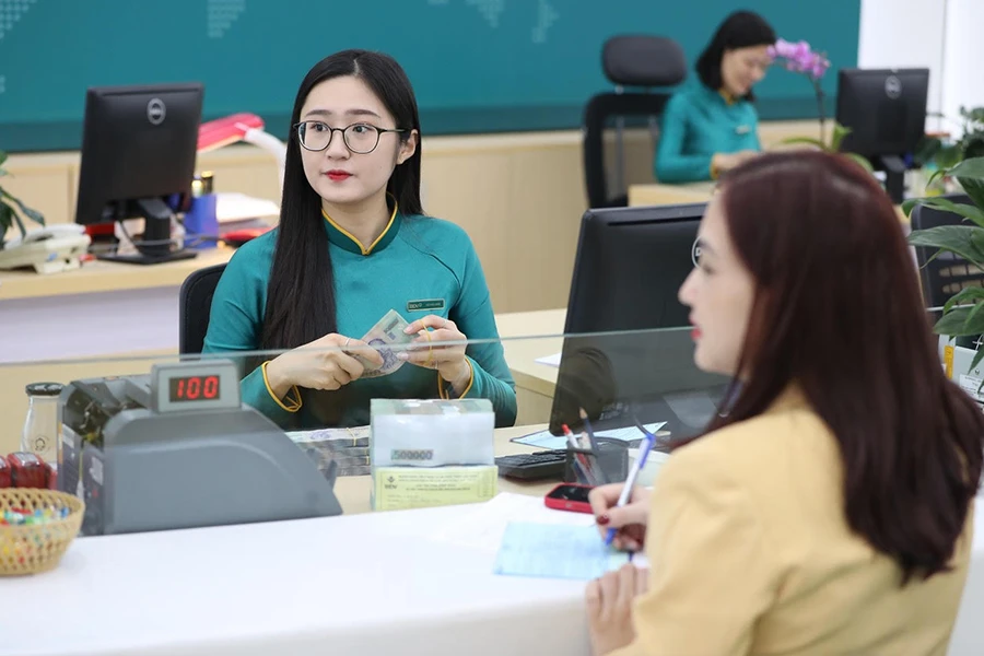 Mặt bằng lãi suất huy động giảm sẽ tạo điều kiện cho các ngân hàng giảm lãi suất cho vay. Ảnh: TL