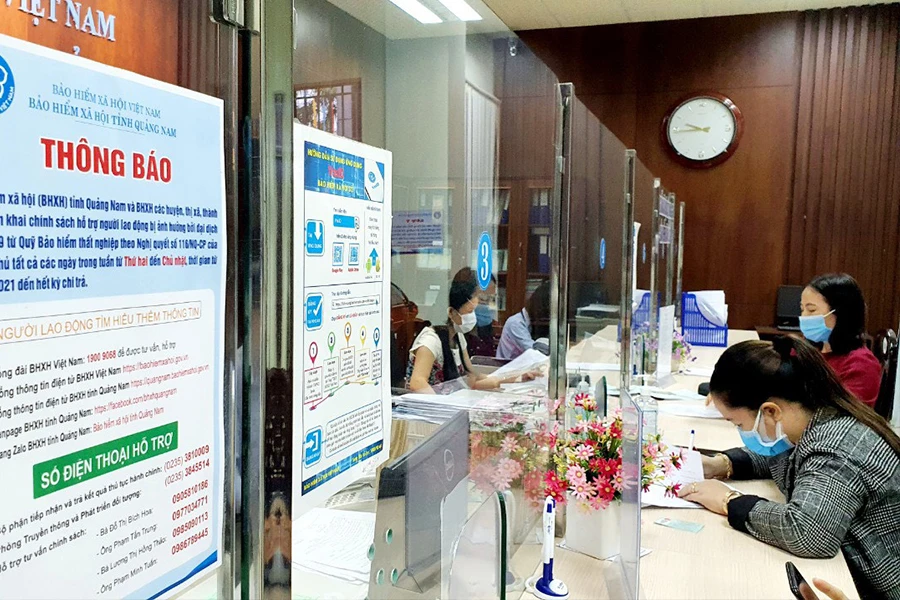 Người lao động làm các thủ tục hưởng lương hưu tại cơ quan BHXH. Ảnh: V.LONG