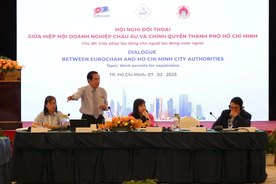 Phó Giám đốc Sở LĐ-TB&amp;XH TP.HCM Nguyễn Văn Lâm trả lời ý kiến của doanh nghiệp. Ảnh: THANH TUYỀN