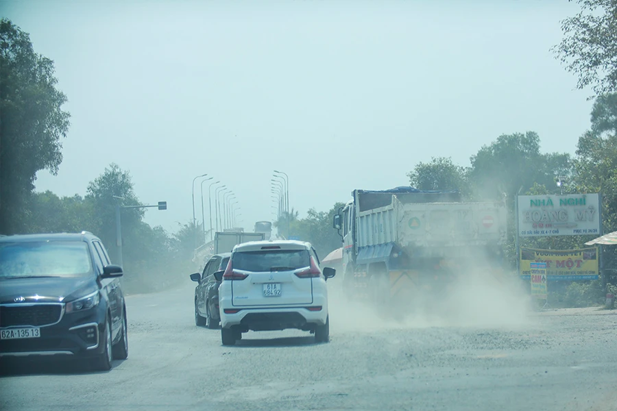 Xe ben vượt qua xe khác dù đang ở ngã ba nơi giao nhau trên Quốc lộ N2. Ảnh: HD Xe ben vượt qua xe khác dù đang ở ngã ba nơi giao nhau trên Quốc lộ N2. Ảnh: HD