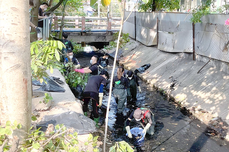 Nhóm Sài Gòn Xanh đang xử lý rác tại con kênh ở hẻm 154 đường Nguyễn Phúc Chu, phường 15, quận Tân Bình. Ảnh: THỦY TÂM Nhóm Sài Gòn Xanh đang xử lý rác tại con kênh ở hẻm 154 đường Nguyễn Phúc Chu, phường 15, quận Tân Bình. Ảnh: THỦY TÂM