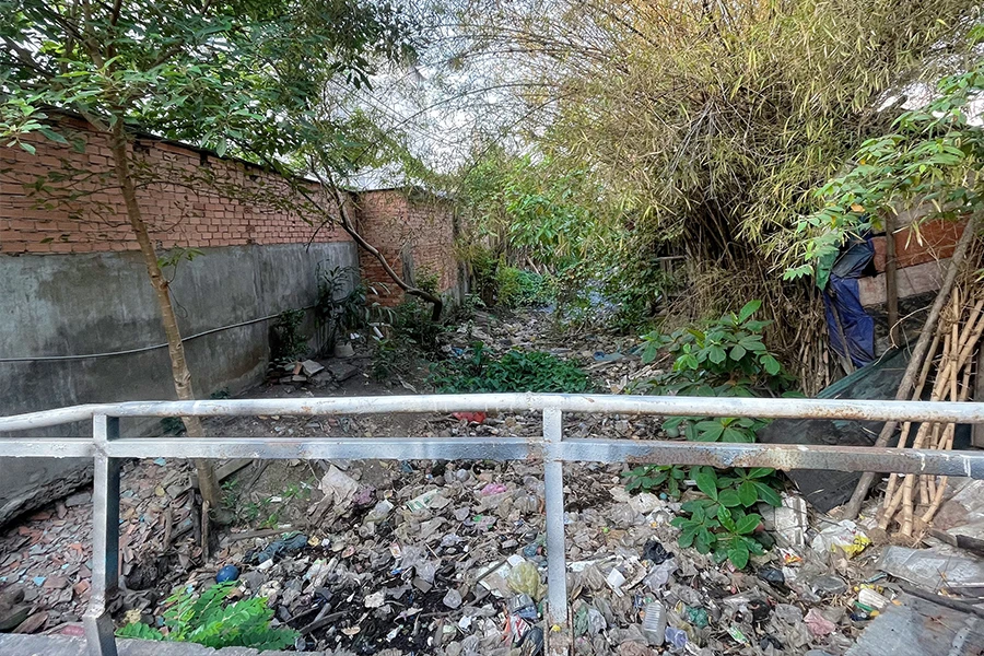 Con kênh nhiễm bẩn tại hẻm 154 đường Nguyễn Phúc Chu, phường 15, quận Tân Bình, TP.HCM. Ảnh: THỦY TÂM Con kênh nhiễm bẩn tại hẻm 154 đường Nguyễn Phúc Chu, phường 15, quận Tân Bình, TP.HCM. Ảnh: THỦY TÂM