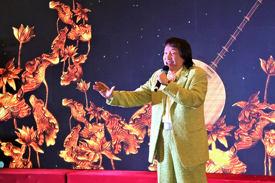 Nghệ sĩ nhân dân Minh Vương tỏ lòng biết ơn người hiến thận qua ca từ bài cải lương. Ảnh: THẢO PHƯƠNG