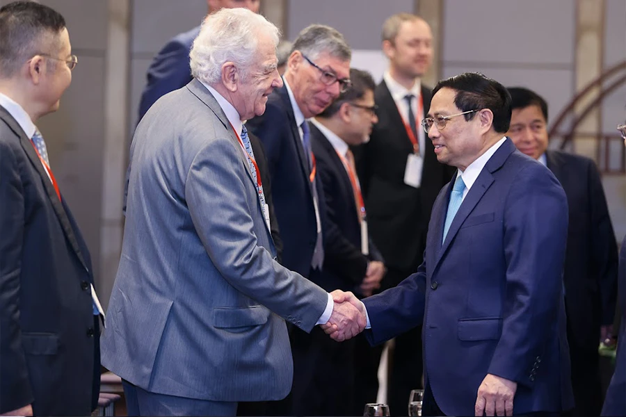 Thủ tướng chào mừng các đại biểu quốc tế dự Diễn đàn Doanh nghiệp Việt Nam thường niên 2023. Ảnh: VGP