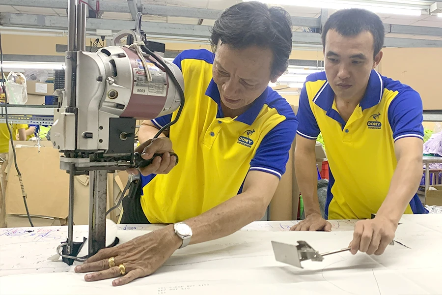 Hiện nay, các doanh nghiệp vừa chịu áp lực chi phí đầu vào tăng vừa phải gồng lãi vay ngân hàng ở mức cao. Ảnh: TL